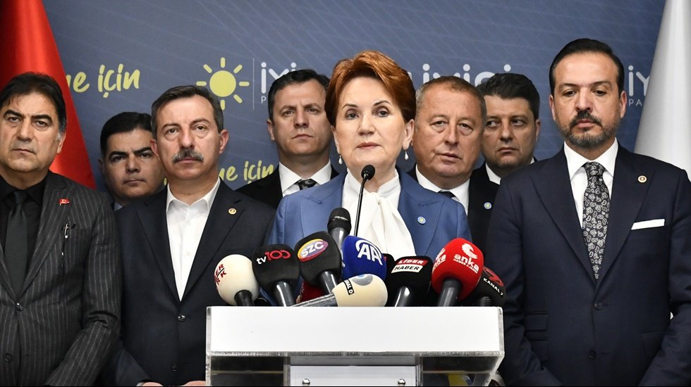 İstifa &ccedil;ağrısı yapılan Akşener'den pişkin savunma: "Milletimizin iki yumruk arasına sıkıştırılmaktan..."