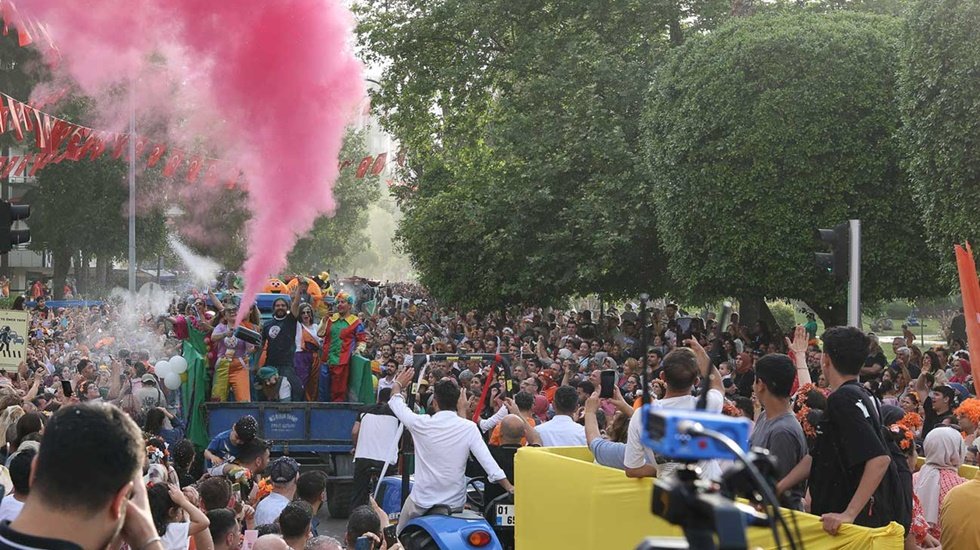 Karnaval coşkusu Adana sokaklarında yaşandı