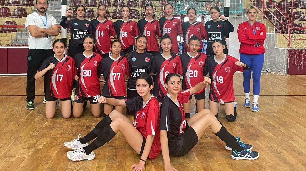 Kepez’in hentbolcuları grup birincisi olarak finallere gidiyor