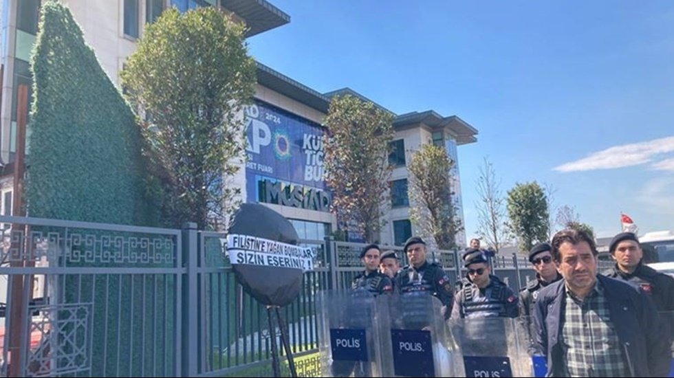 M&Uuml;SİAD &ouml;n&uuml;nde eylem yapan THK: Filistin'e yağan bombalar sizin eseriniz!