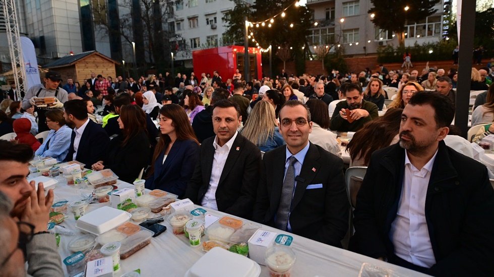 &Ouml;zg&uuml;r &Ccedil;elik, Kadir Gecesi'nde Şişli'de yurttaşlarla iftar sofrasında buluştu