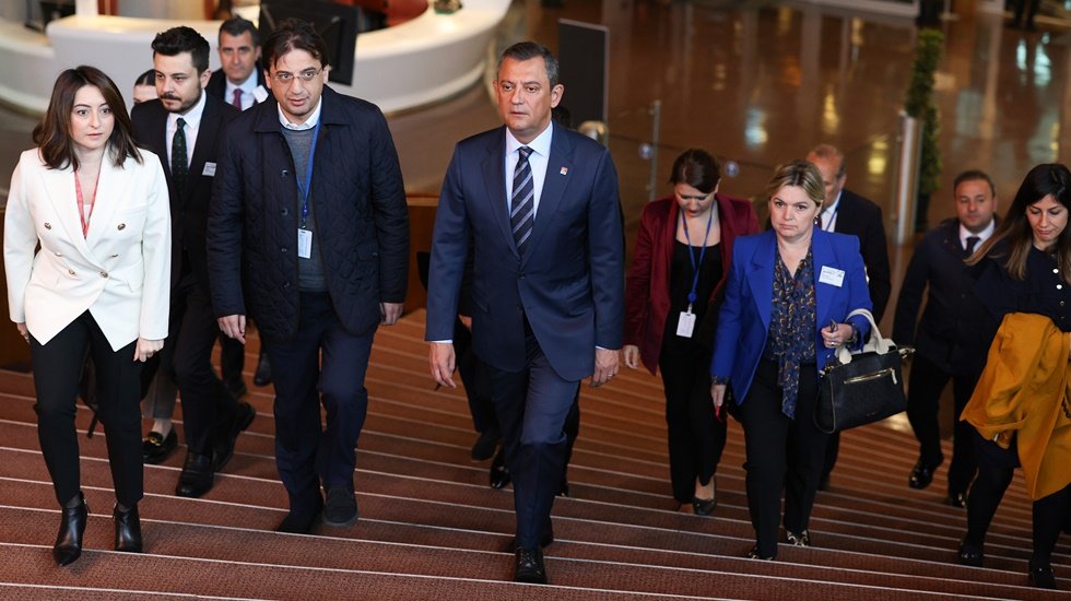 &Ouml;zg&uuml;r &Ouml;zel'den Erdoğan'a: "Şimdi sarı kart g&ouml;rd&uuml;n, ilk se&ccedil;imde kırmızı kartı g&ouml;r&uuml;rs&uuml;n"