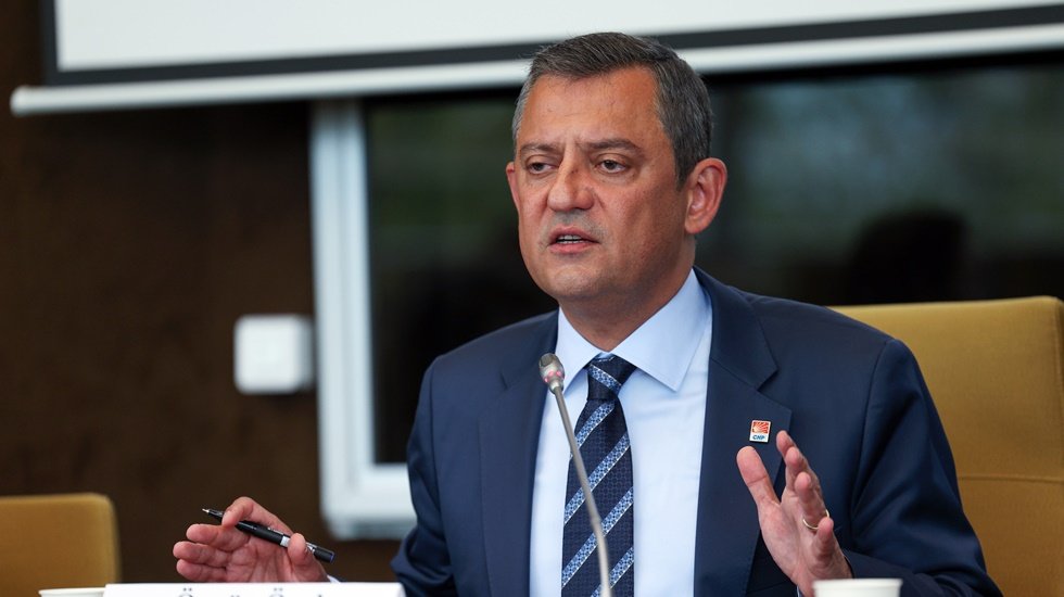 &Ouml;zg&uuml;r &Ouml;zel: &ldquo;Asgari &uuml;crete zam yapmamayı d&uuml;ş&uuml;nenler bir kez daha d&uuml;ş&uuml;ns&uuml;nler. Buna &ccedil;ok net ve sert bir tepki vereceğiz"
