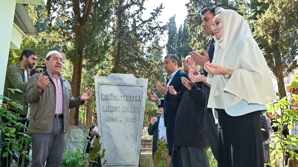 &Ouml;zg&uuml;r &Ouml;zel, Manisa Tarzanı Ahmet Bedevi&rsquo;nin mezarını ziyaret etti...