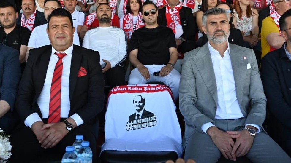 Şampiyon Kepezspor: Maç boyunca “Mesut Kocagöz yalnız değildir” sloganı...