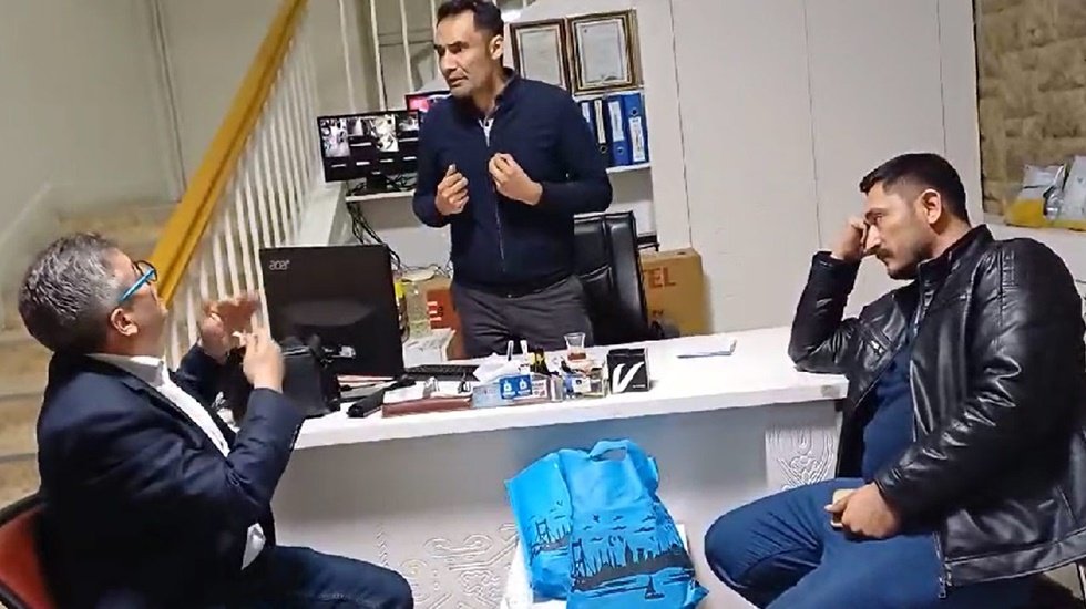 Se&ccedil;imi kaybedeceğini anlayan AKP&rsquo;li Başkan yakınlarını m&uuml;d&uuml;r yapmak istedi..