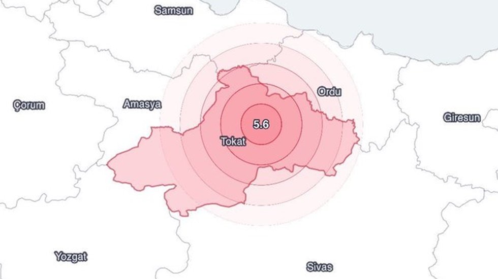 Tokat&rsquo;ta 5.6 b&uuml;y&uuml;kl&uuml;ğ&uuml;nde meydana gelen depremden halkı sokağa d&ouml;kt&uuml;!