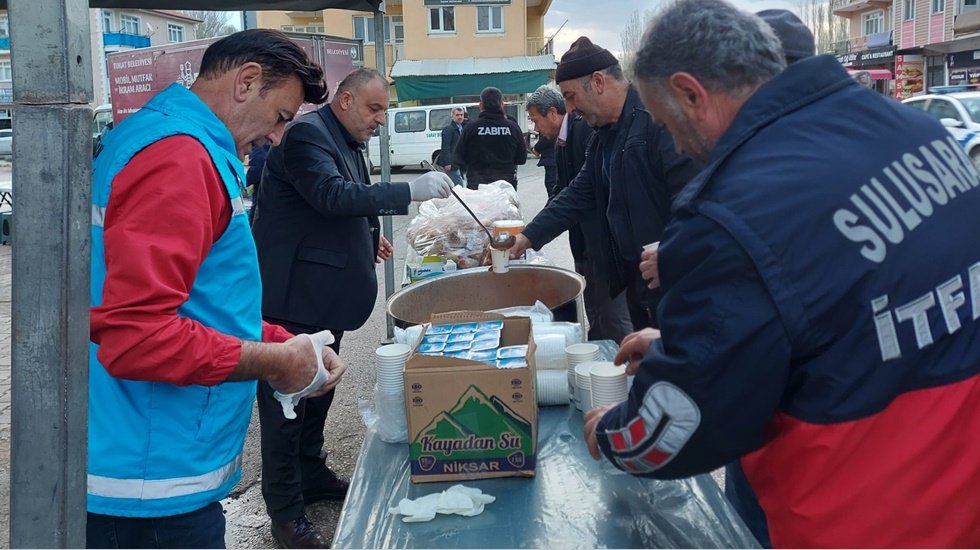 Tokat'ta peş peşe depremler halkı sokağa d&ouml;kt&uuml;...
