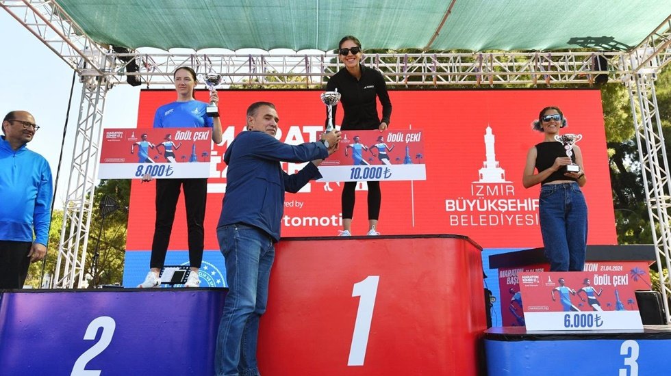 “Türkiye’nin En Hızlı Maratonu” Maraton İzmir Avek maratonunda kazananlar belli oldu