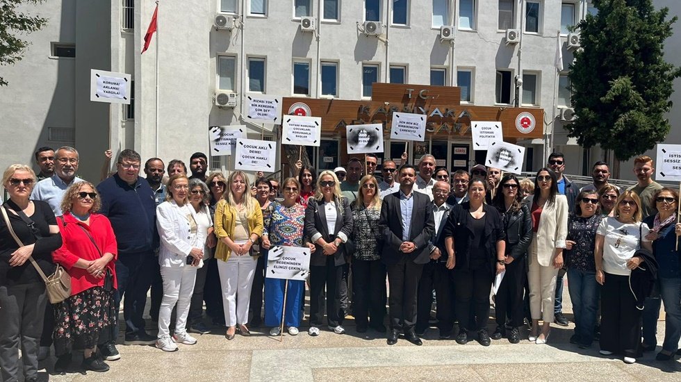 13 yaşındaki kız &ccedil;ocuğuna yapılan cinsel istismara CHP&rsquo;den protesto eylemi
