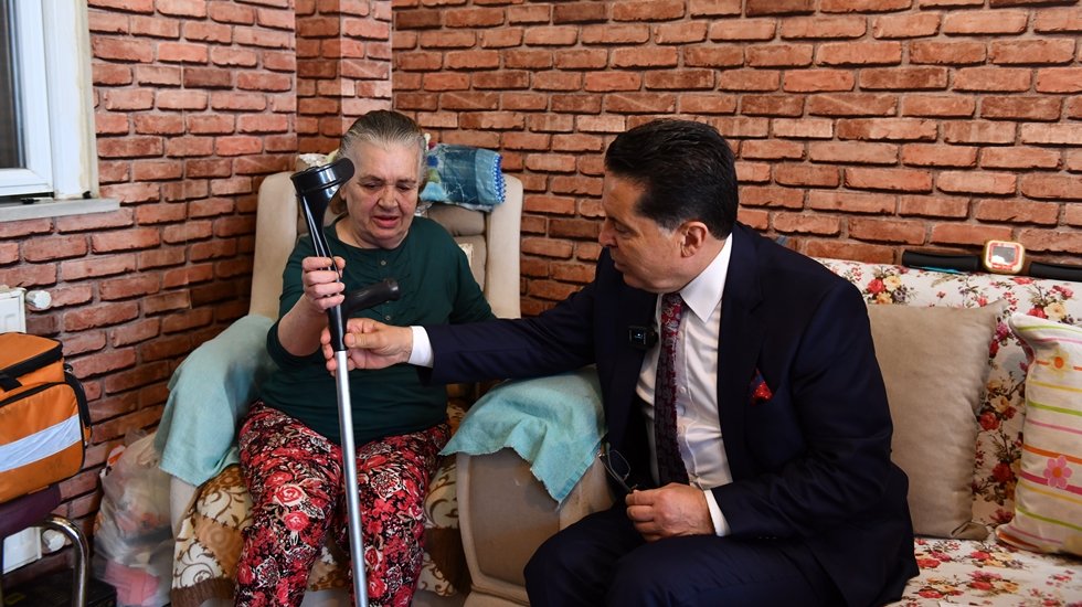 Başkan Özer, anneler gününü kutladığı  Sebahat teyzeye baston hediye etti...