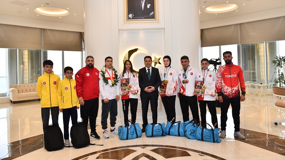 Başkan Özer Esenyurt’un  şampiyon sporcularını makamında ağırladı...