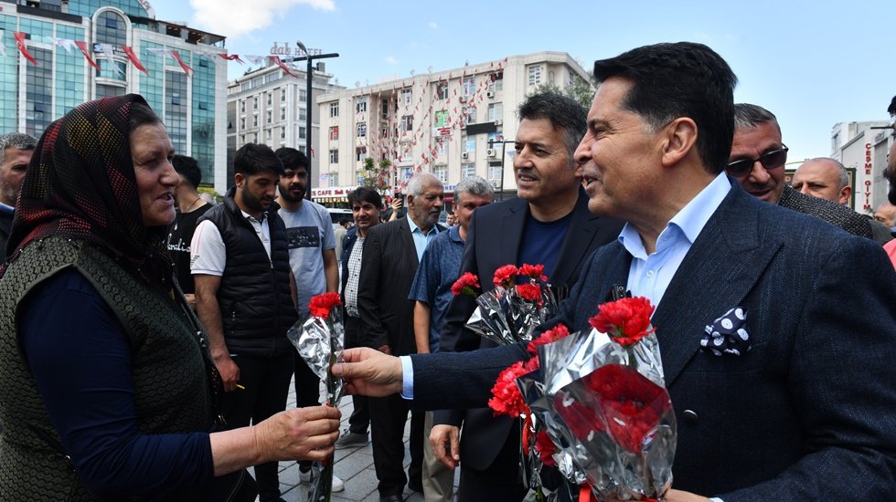 Başkan Özer Esenyurtlu annelerle buluştu