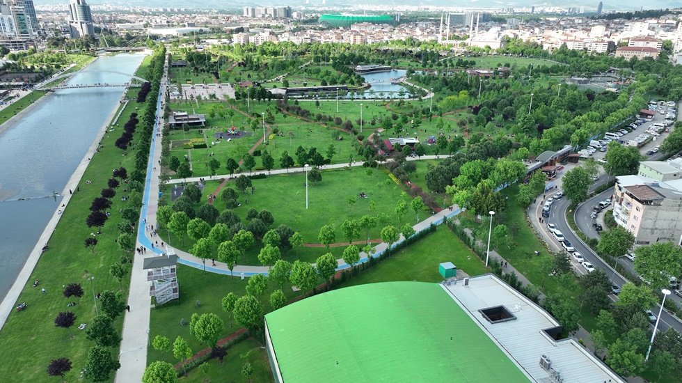 Bursa Büyükşehir Belediyesi’nin sorumluluk alanında bulunan parklar yaza hazır
