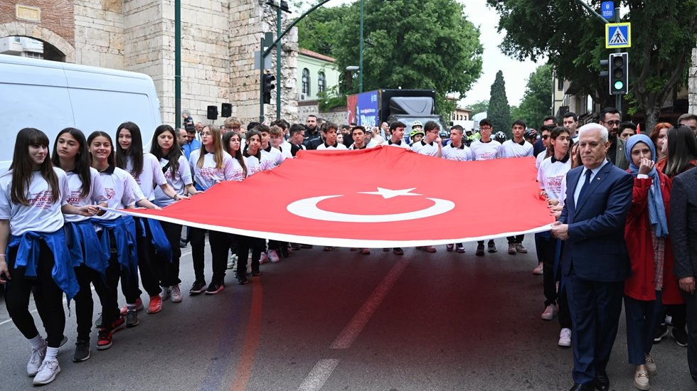Bursa‘da Gençlik Şöleni’ kortej yürüyüşlüyle başladı...