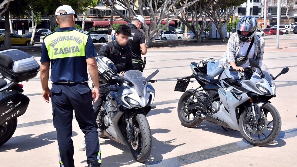 Büyükşehir ekiplerinden yaya ve bisiklet güvenliğini tehlikeye atan sürücülere müdahalede…
