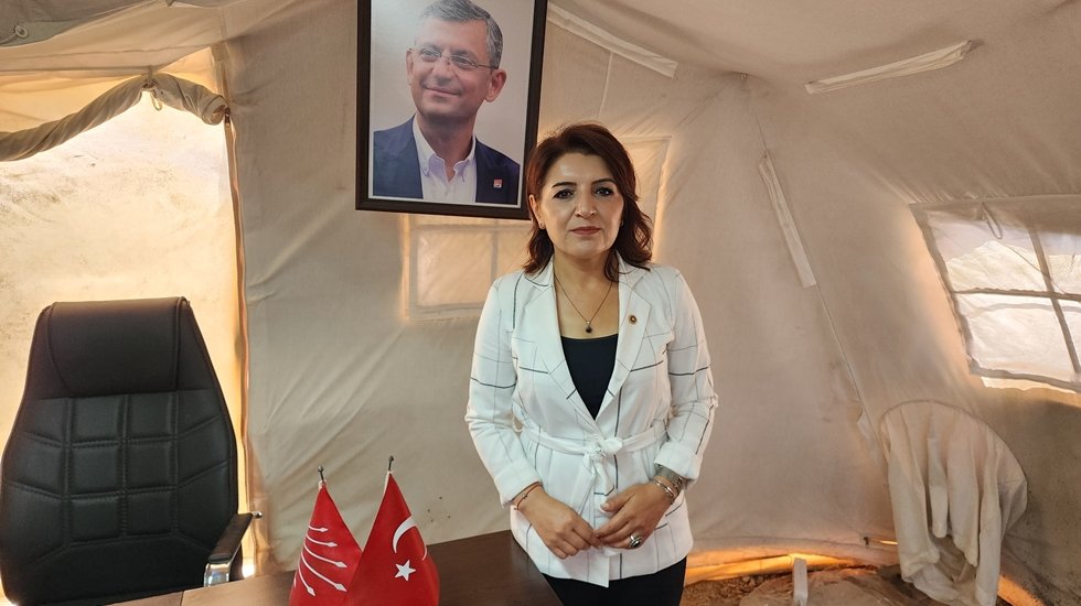 G&uuml;lcan Kış: &ldquo;Depremzedeler &lsquo;1 yıl i&ccedil;inde konutlarınız hazır&rsquo; diye oyalanıyor&hellip;&rdquo;