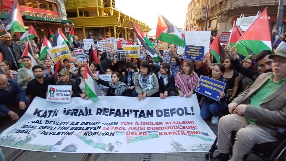 İsrail'in Filistinli sivillerin bulunduğu kampa yaptığı hava saldırısı, İstanbul&rsquo;da protesto edildi.