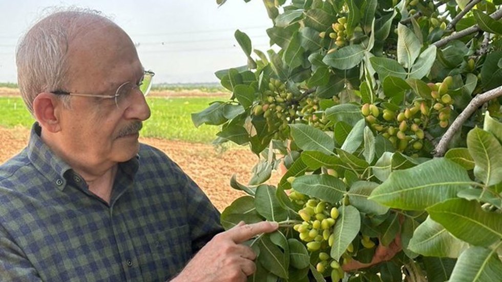 Kılı&ccedil;daroğlu Suriye sınırındaki Karkamış il&ccedil;esinde bir k&ouml;y evine misafir oldu.