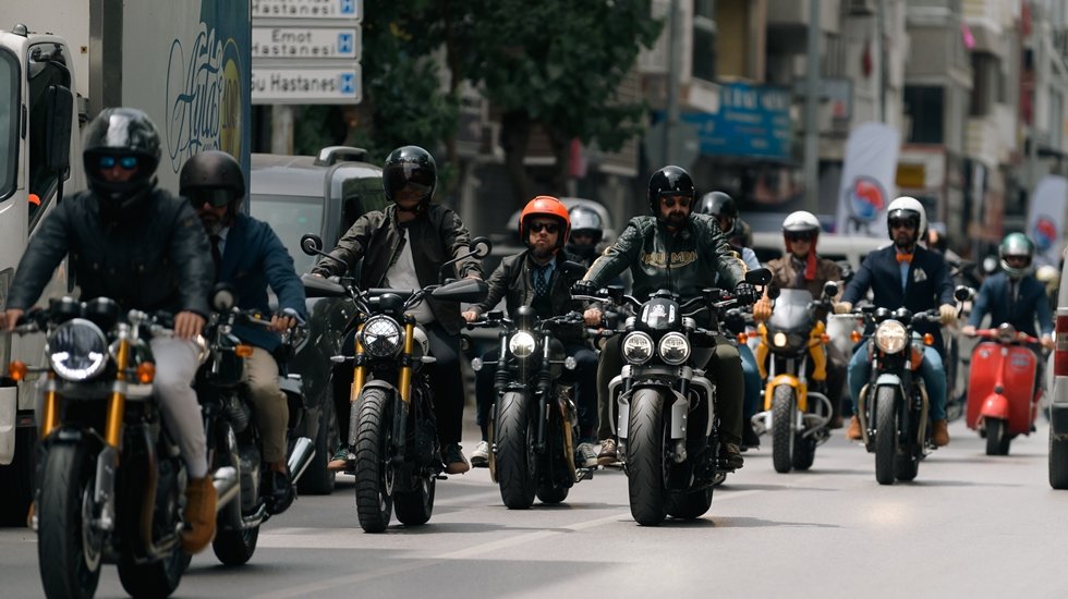 Klasik motor tutkunları İstanbul ve İzmir’ sokaklarını renklendirdi