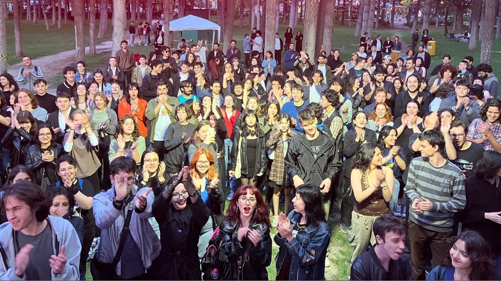Kom&uuml;nist gen&ccedil;lerden uyuşturucu karşıtı coşkulu konser