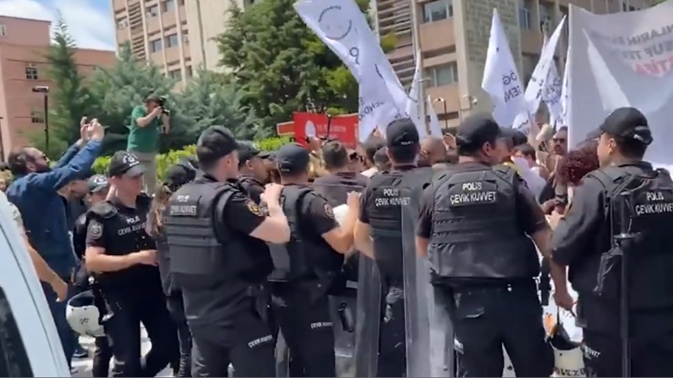&Ouml;zel sekt&ouml;r &ouml;ğretmenleri Bakanlığa y&uuml;r&uuml;d&uuml;&hellip;
