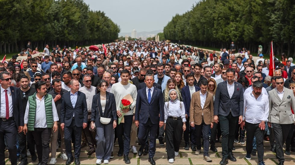 &Ouml;zg&uuml;r &Ouml;zel: Atat&uuml;rk'&uuml;n huzuruna birinci parti olmanın gururuyla &ccedil;ıkıyoruz