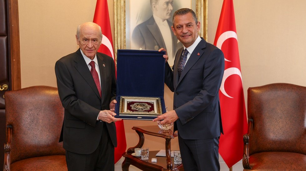 Özgür özel’den Devlet Bahçeli'ye mesaj: 'Biz demokrasi yolunda herkesle yürürüz'