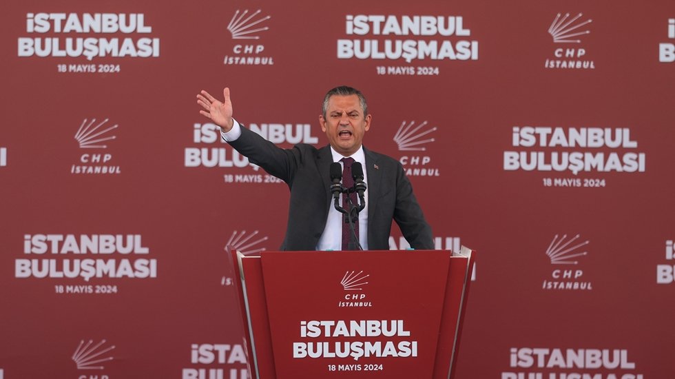&Ouml;zg&uuml;r &Ouml;zel: Erdoğan&rsquo;a sesleniyorum: madem atamayacaktın, bu 1 milyon g&uuml;nahsızı niye okuttun?