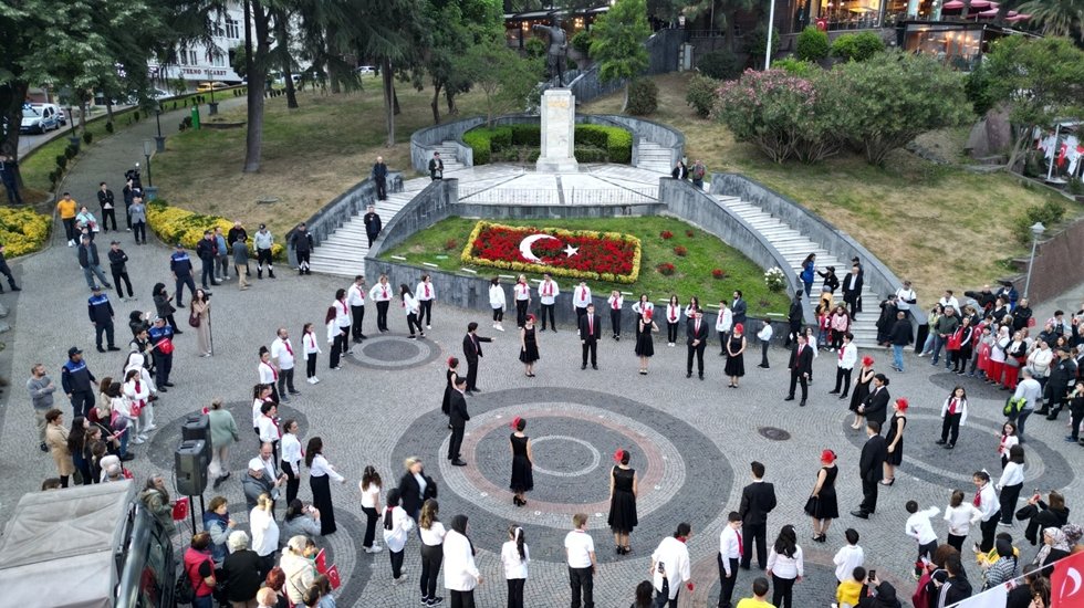 Sahne İzmit Halk Dansları Topluluğu, 19 Mayıs’a damga vurdu