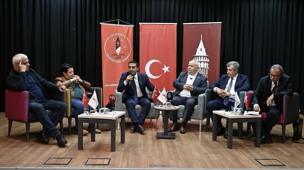Usta gazeteciler, İstanbul Gazeteciler Derneği'nin gerçekleştirdiği panelde konuştu