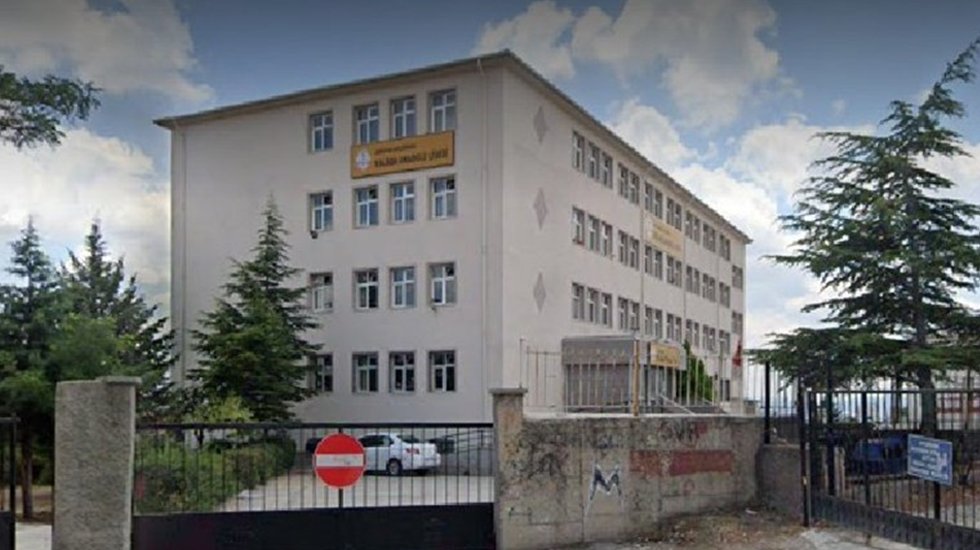 Din K&uuml;lt&uuml;r&uuml; &ouml;ğretmeninin tehdit ettiği lise &ouml;ğrencisi okulda intihar etti!