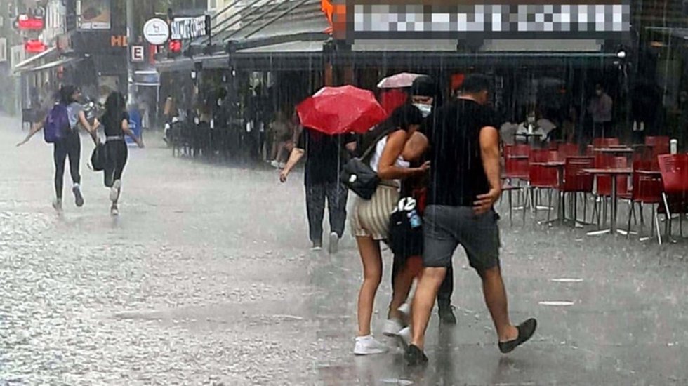 Meteoroloji'den İstanbul ve bir&ccedil;ok il i&ccedil;in sağanak uyarısı