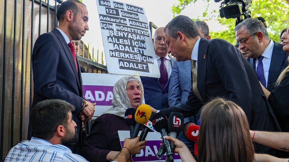 &Ouml;zg&uuml;r &Ouml;zel, Adalet Bakanlığı &ouml;n&uuml;nde 'Adalet N&ouml;beti'nde olan Emine Şenyaşar'ı ziyaret etti