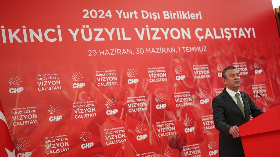 &Ouml;zg&uuml;r &Ouml;zel, &lsquo;Yurtdışı &Ouml;rg&uuml;tlenme &Ccedil;alıştayı&rsquo;na katıldı