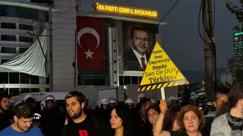 AKP'nin Sokak hayvanlarıyla ilgili yasa teklifi, AKP İl Başkanlığı &ouml;n&uuml;nde protesto edildi...
