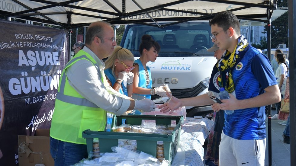 Beylikdüzü Mutfak’ta pişirilen aşureler binlerce kişiye ikram edildi