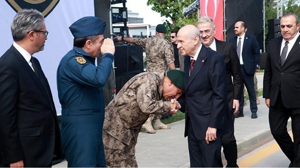 &Ouml;zel Harekat Başkanlığı'nı ziyaret eden Bah&ccedil;eli'nin elini &ouml;pmek i&ccedil;in sıraya girmişler!