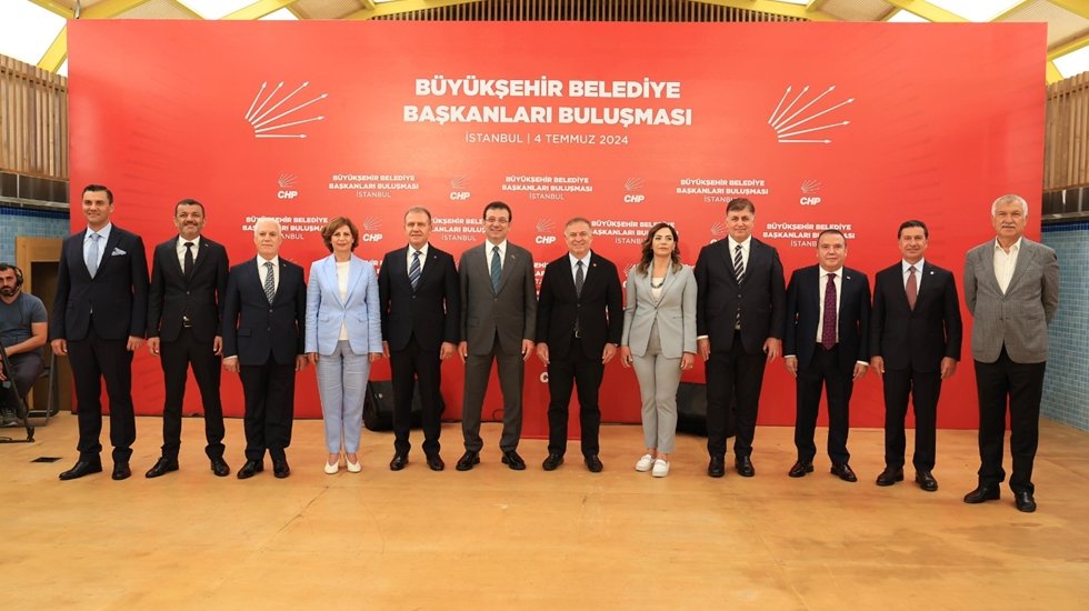 CHP&rsquo;li b&uuml;y&uuml;kşehir belediye başkanları İstanbul'da buluştu...