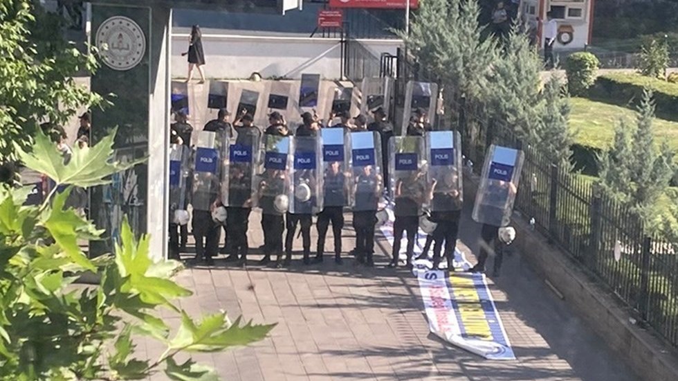 Eylemlerinin 38'inci g&uuml;n&uuml;nde olan &ouml;zel sekt&ouml;r &ouml;ğretmenlerden 25 kişiye g&ouml;zaltı!