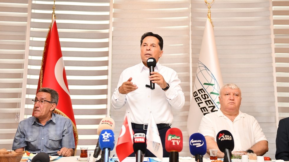 Gazeteciler ile biraraya gelen Başkan &Ouml;zer Ahmet Arif&rsquo;in &lsquo;Sevdan Beni&rsquo; şiirini okudu...