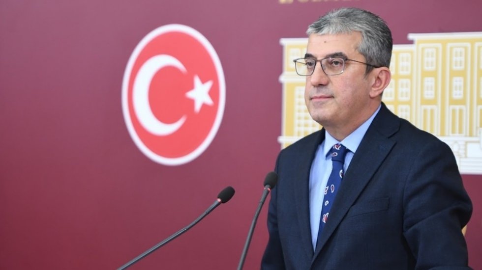 G&ouml;khan G&uuml;naydın: Zavallı ve gariban AKP milletvekilleri zarar ediyorlar