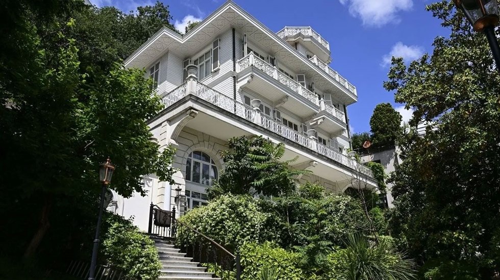 İstanbul'un g&ouml;beğindeki tarihi yalının yeni sahipleri kim oldu?