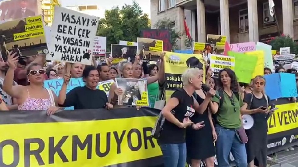 &nbsp;&lsquo;Katliam yasası&rsquo; protestosu: &ldquo;Bir kez daha hatırlatıyoruz: Yasal olan her şey meşru değildir!&rdquo;
