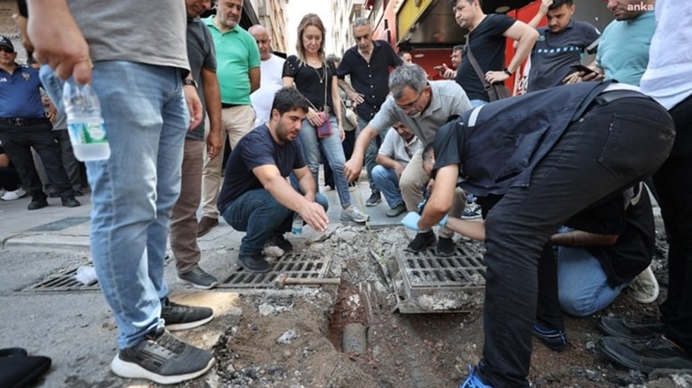 İzmir&rsquo;de 2 kişinin &ouml;ld&uuml;ğ&uuml; olayda İZSU ve GDZ Elektrik genel m&uuml;d&uuml;rleri serbest