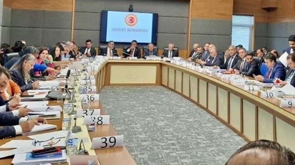 Muhalefetin itirazları ve &ouml;nerileri dinlenmeden 9. yargı paketi komisyondan ge&ccedil;ti!