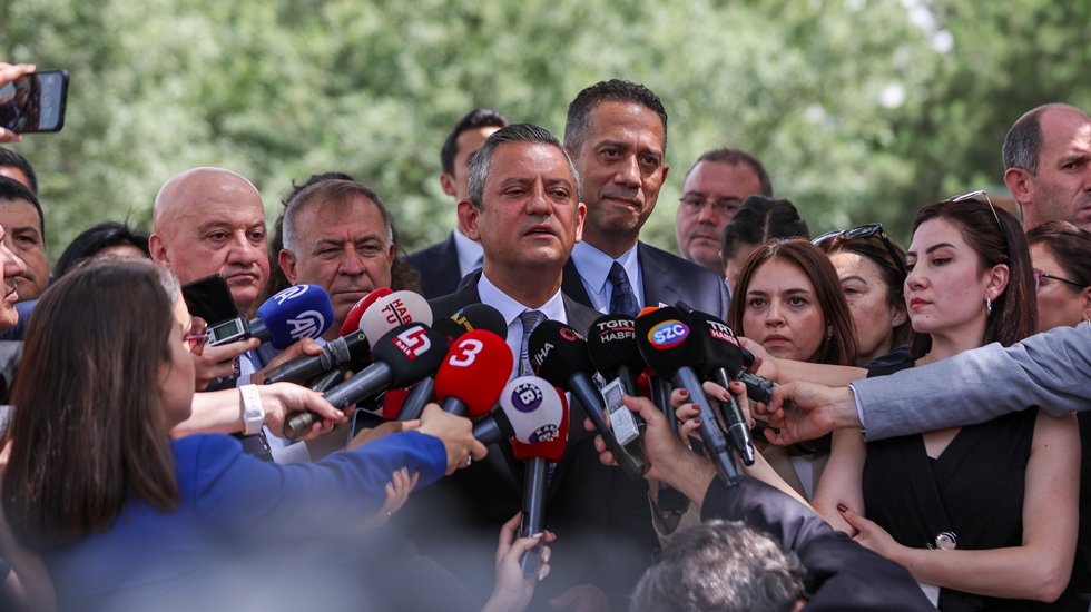 &Ouml;zg&uuml;r &Ouml;zel: &ldquo;Bunun cezasını da ceremesini de siyaseten Cumhur İttifakı &ccedil;ekecek&rdquo;