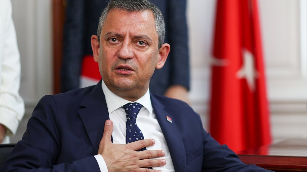 &Ouml;zg&uuml;r &Ouml;zel: "Bah&ccedil;eli'ye '&Ouml;calan Meclis'e gelsin' dedirttiler. K&uuml;&ccedil;&uuml;k ortağın her lafı Erdoğan'ı bağlar"