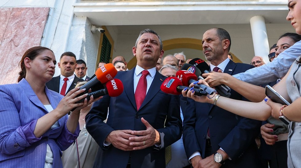 &Ouml;zg&uuml;r &Ouml;zel'den KKTC B&uuml;y&uuml;kel&ccedil;isi Metin Feyzioğlu'na sert tepki&hellip;