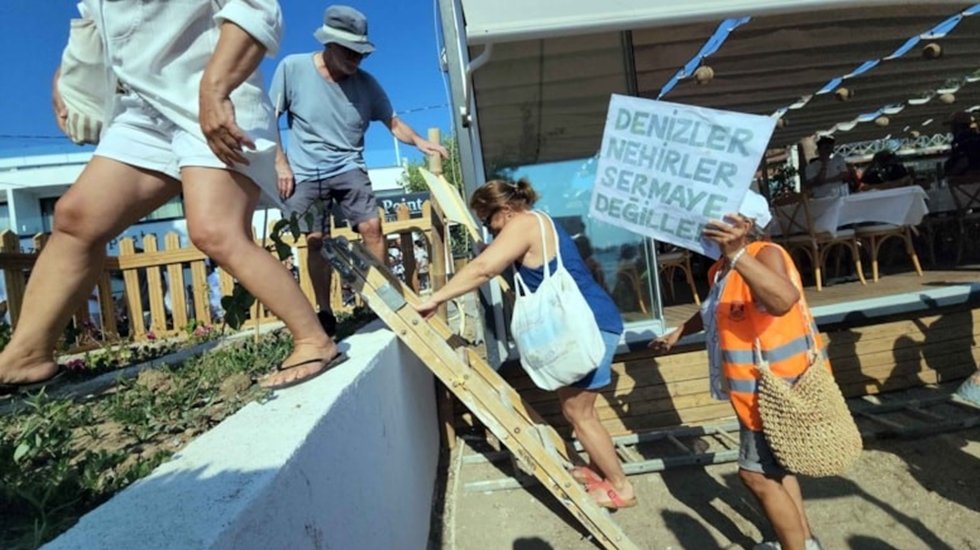 Sonunda bunu da yaptılar: İşgalciler plajın i&ccedil;ine duvar &ouml;rd&uuml;ler
